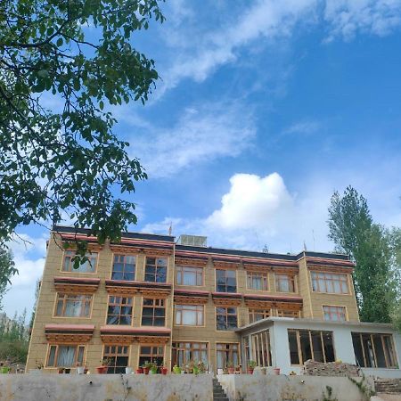 Hotel Alpine Ladakh เลห์ ภายนอก รูปภาพ