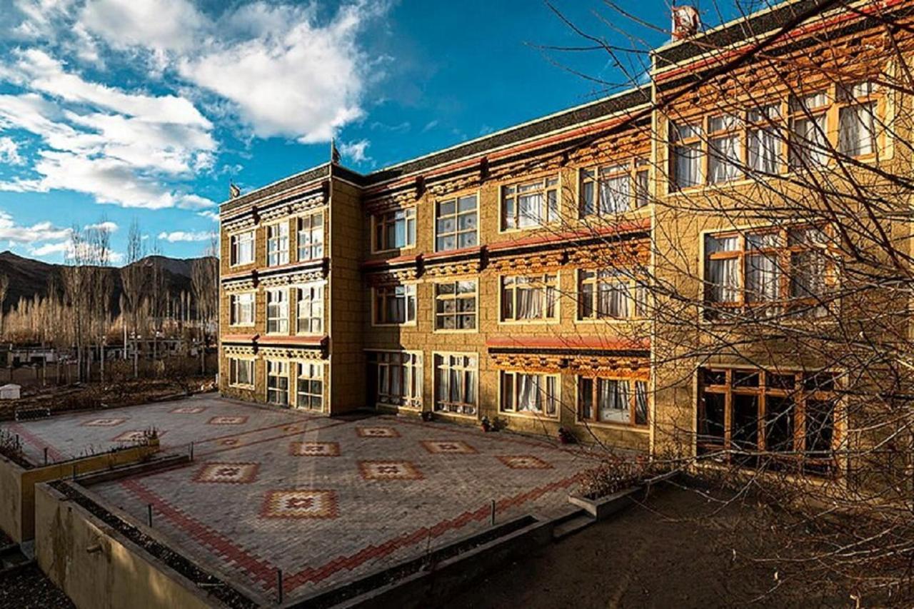 Hotel Alpine Ladakh เลห์ ภายนอก รูปภาพ