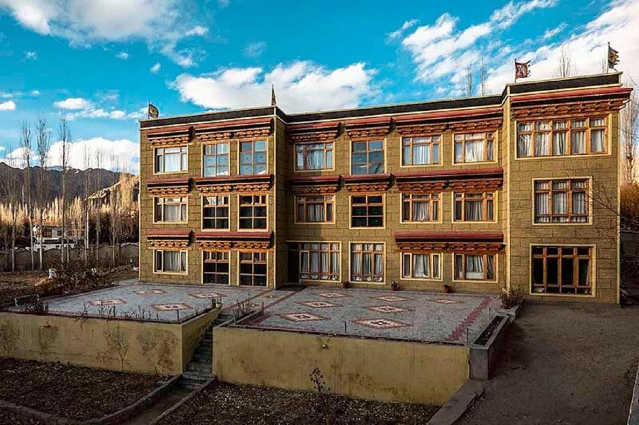 Hotel Alpine Ladakh เลห์ ภายนอก รูปภาพ