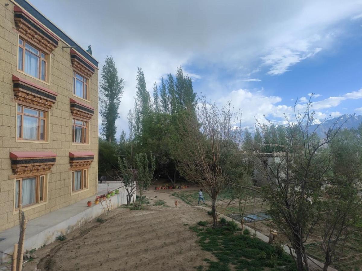 Hotel Alpine Ladakh เลห์ ภายนอก รูปภาพ