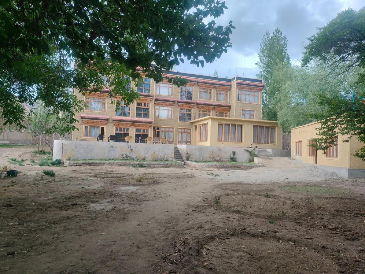 Hotel Alpine Ladakh เลห์ ภายนอก รูปภาพ