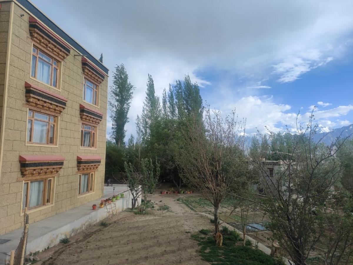 Hotel Alpine Ladakh เลห์ ภายนอก รูปภาพ