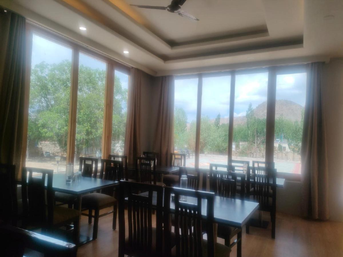 Hotel Alpine Ladakh เลห์ ภายนอก รูปภาพ