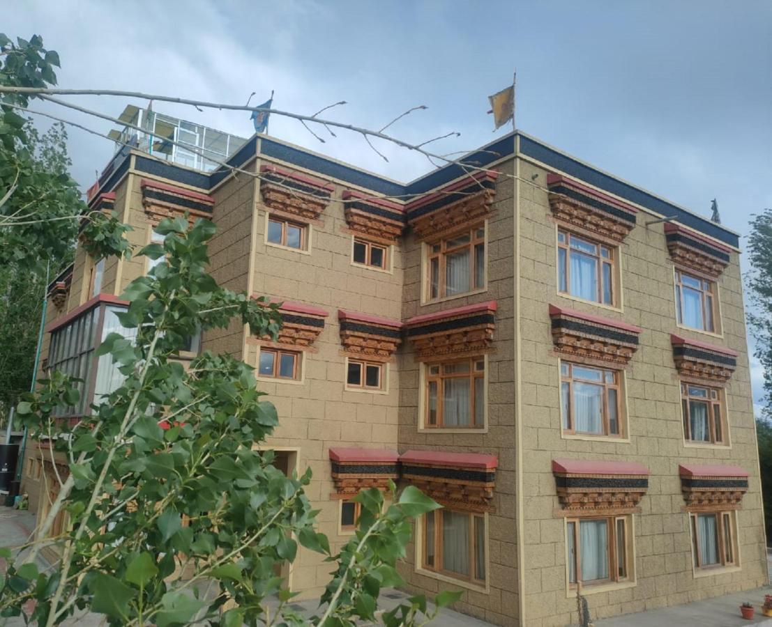 Hotel Alpine Ladakh เลห์ ภายนอก รูปภาพ