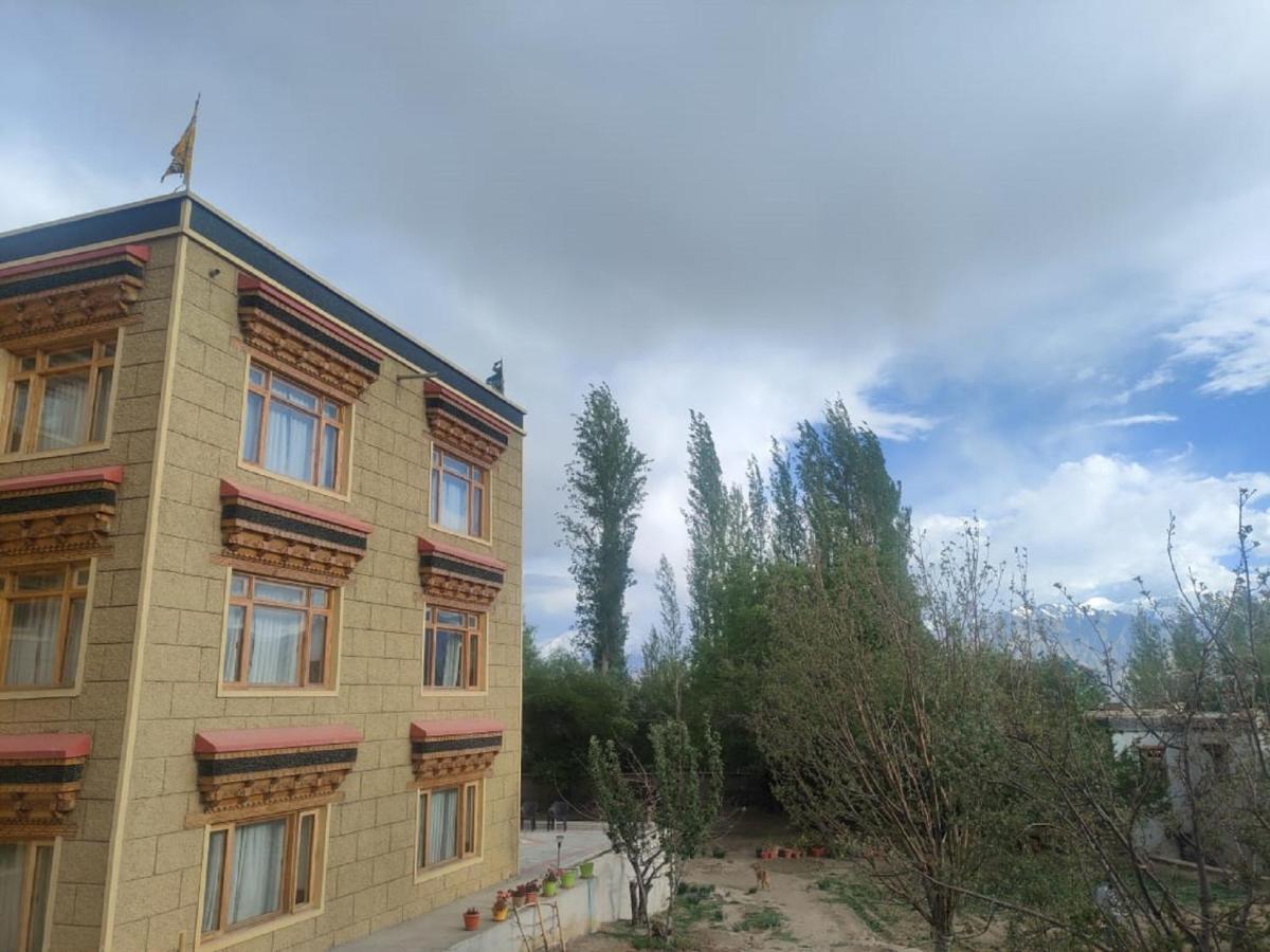 Hotel Alpine Ladakh เลห์ ภายนอก รูปภาพ